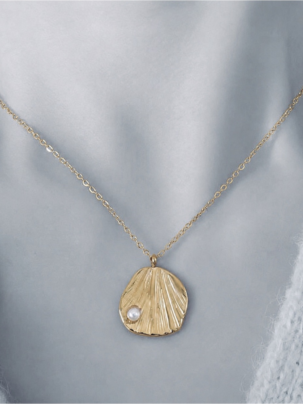 Lion’s Paw Scallop Shell Striated Rippled Cradle Nestle Pearl Nacre 18K Necklace - Picture 2 of 11